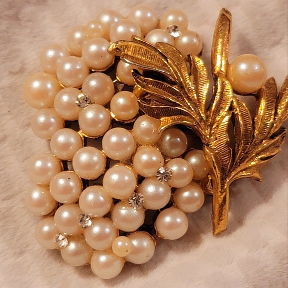 VINTAGE UNSIGNED FAUX PEARL GRAPE CLUSTER GOLD JEWELRY PIN/BROOCH - Picture 1 of 10